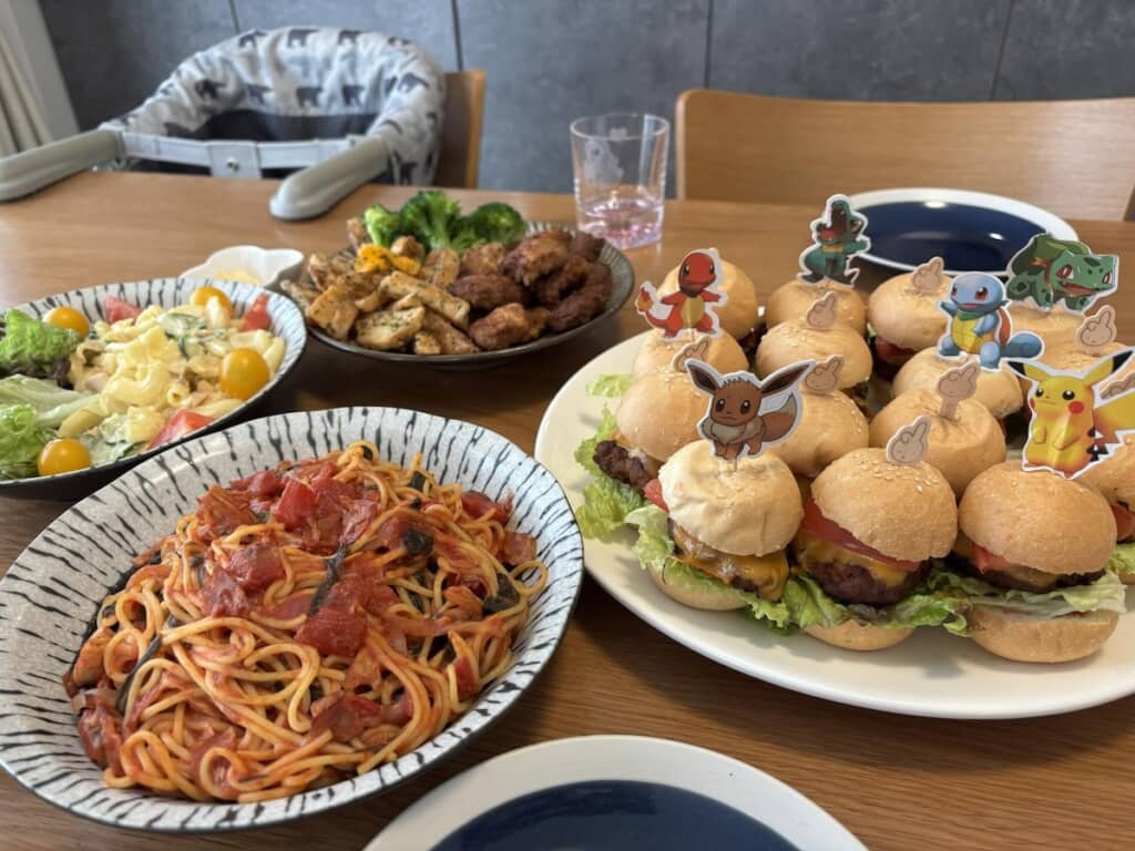 ママが4歳を迎えたわが子の誕生日に作った料理の数々。目玉はポケモンのピックがかわいいミニハンバーガー！