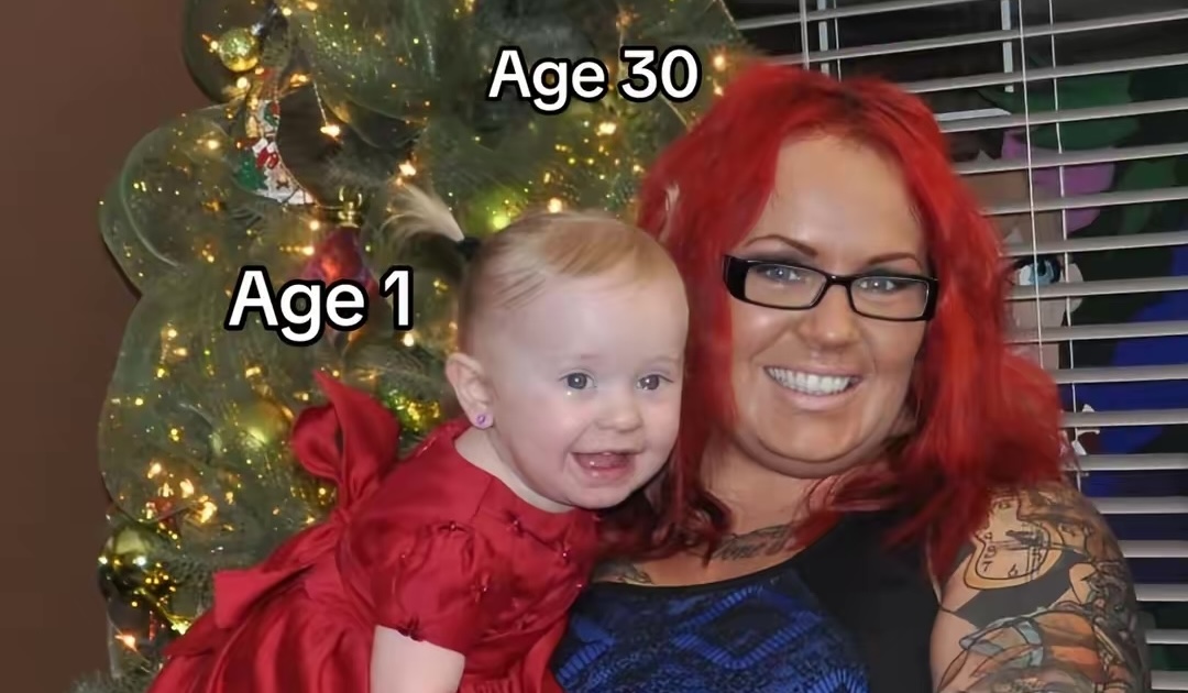 1歳娘を抱っこする30歳のママ→12年後……　まばたき厳禁な“現在の姿”が200万再生「どういうこと!?」「まるで逆再生」【海外】（1/2） | ライフスタイル ねとらぼ