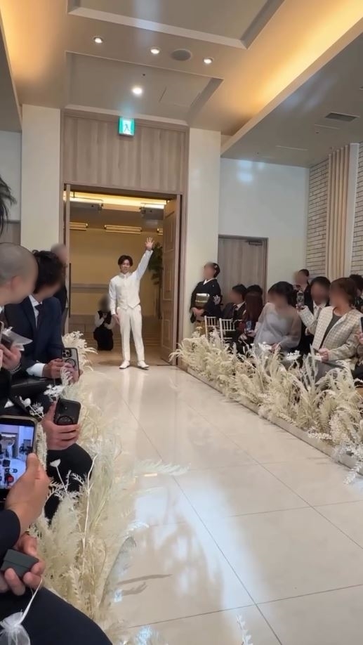 手をあげて……？