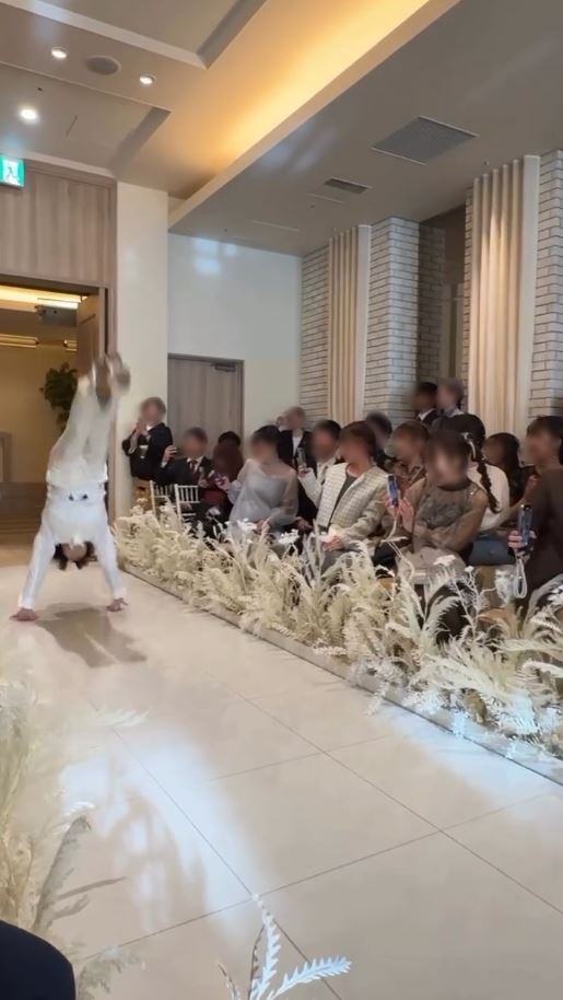 華麗にバク転中