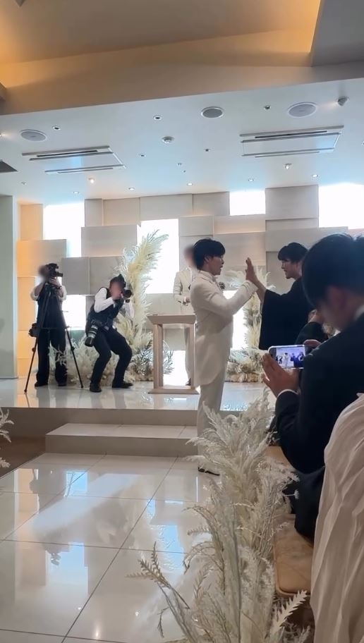 お母さんとハイタッチ