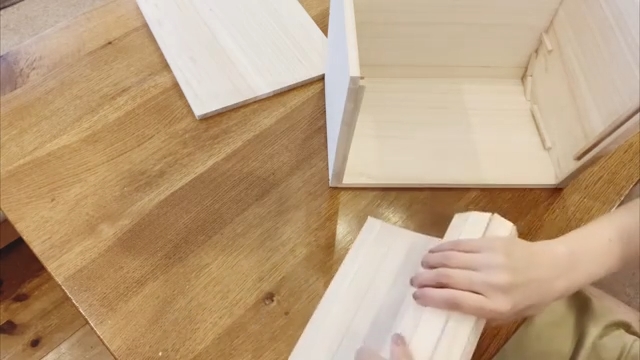 シャッターを巻いてクセをつけ、本体の中で動きやすくしている