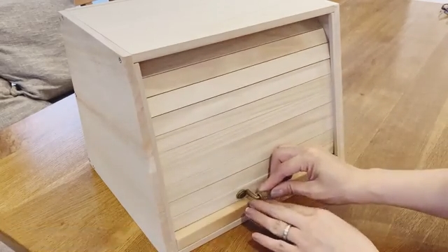 シャッターにアンティーク調のセリアの取っ手を付けている