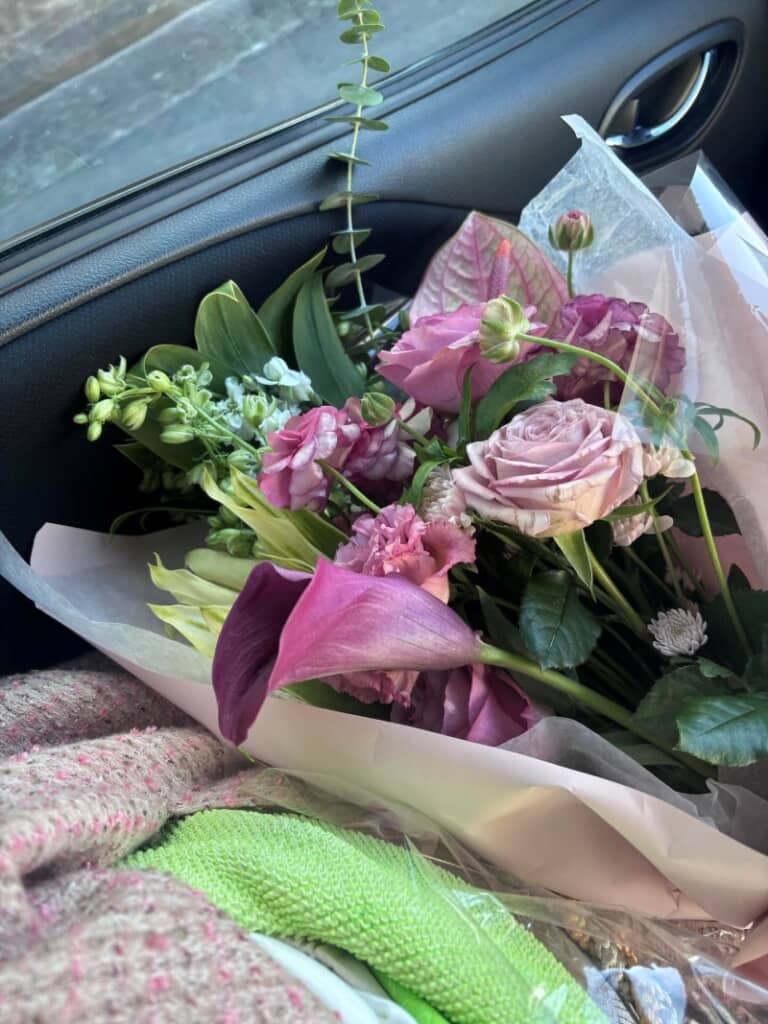 お花の色とマッチしたツイード素材の振袖