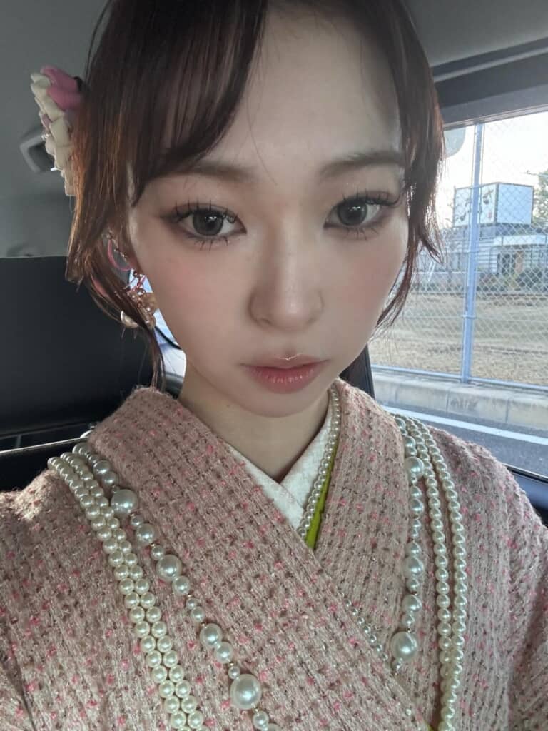 胸元と襟口には大きさの違うパールをあしらっています