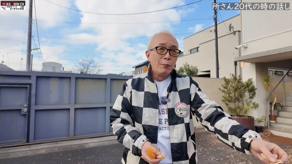 スタッフのモンキー125のカスタム車両を絶賛する所ジョージ