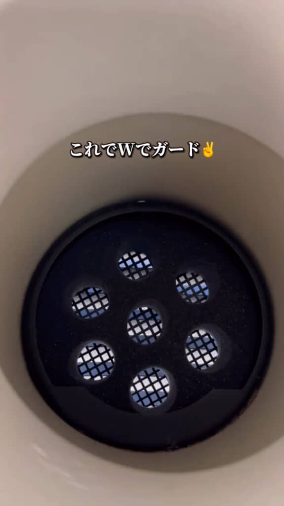 換気口スポンジで吸気口内のすき間を埋めた様子