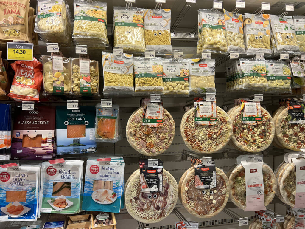 よく見ると、いくつかの商品に目が……！