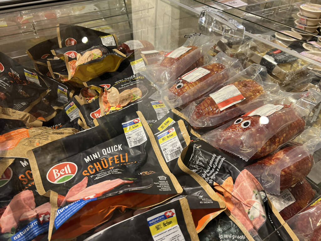 こっちをチラチラ見ているかのよう