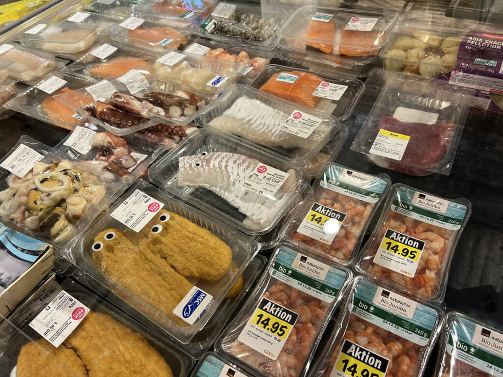 全てに貼ってあるわけではなさそうです