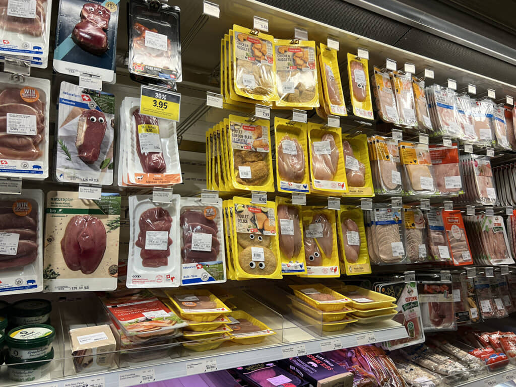 眠そうなやつもいる……