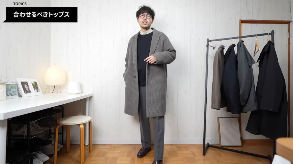 細かなチェック柄のコートを合わせたコーデ