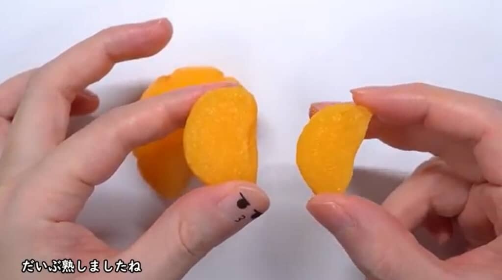 乾くと透明感が出て、ミカンらしくなります