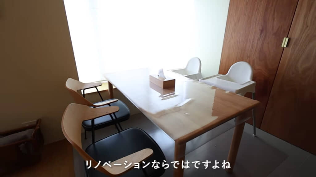 部屋の形を生かしたダイニングテーブル