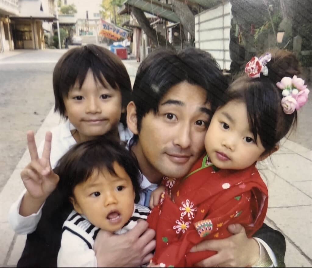 若き日の父親と、3歳の七五三を迎えた娘