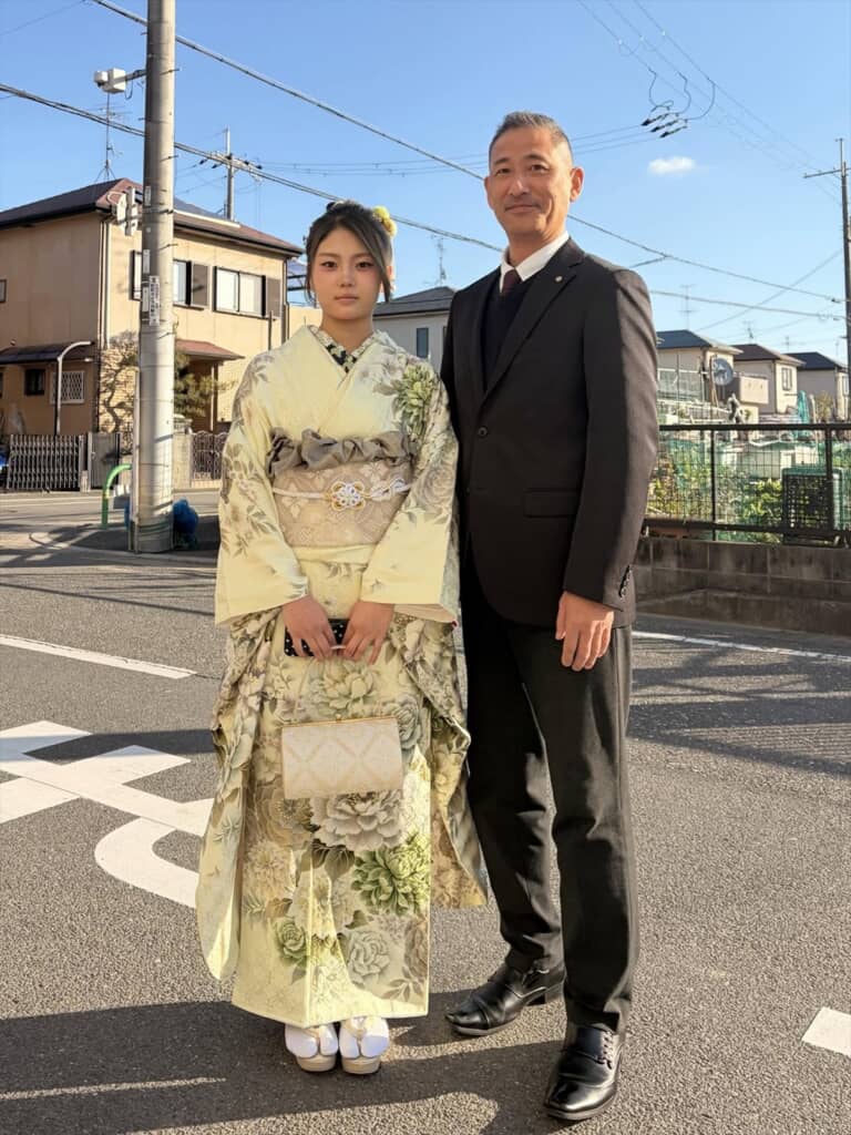 成人式を迎えた娘と感激する父親