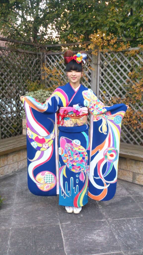 成人式にオリジナルの振袖で参加した女性