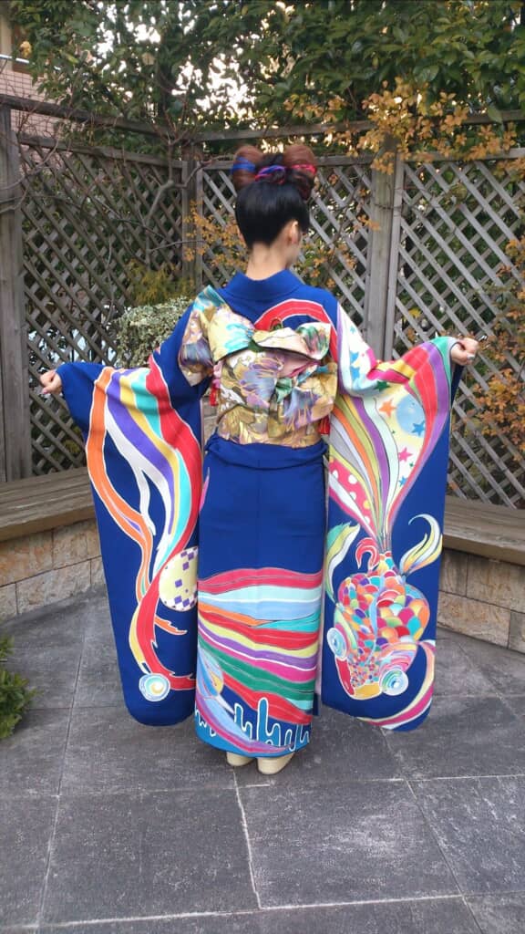 成人式にオリジナルの振袖で参加した女性