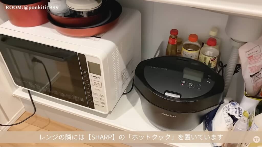キッチンの扉を外して電子レンジを置く、大胆な収納
