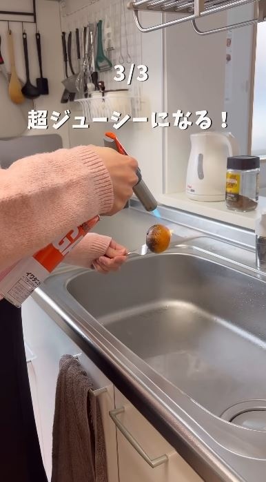 バーナーでみかんを焼く