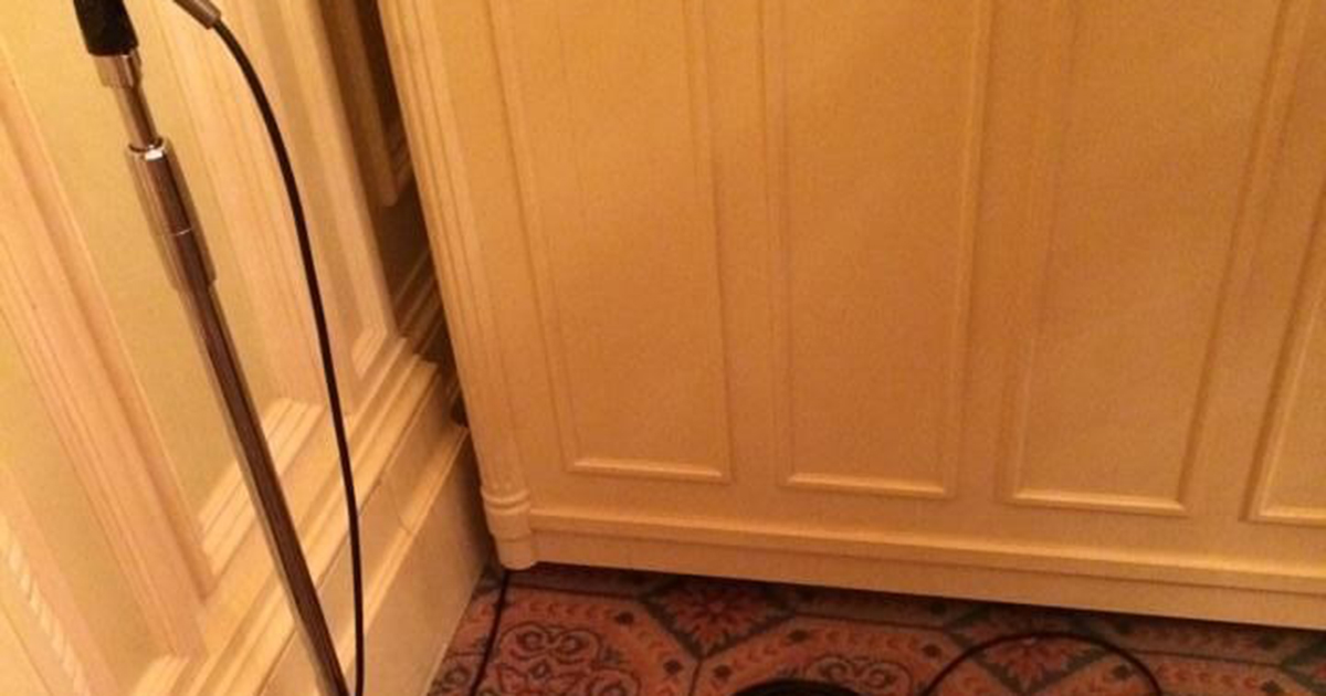 ディズニーホテルの結婚式場→片付けてあった備品をふと見ると……「えぇぇぇすごい」　まさかの光景に「誰がこんな事思い付くんだろ」（1/2） | ディズニー ねとらぼ