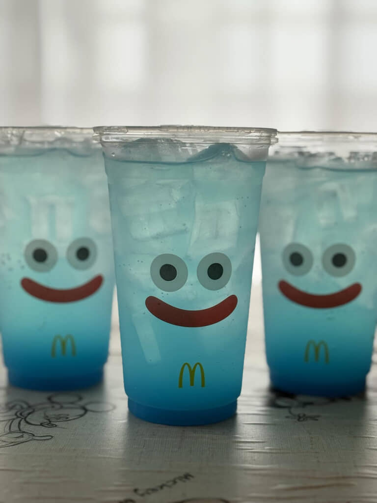 スライムの顔がプリントされたカップ