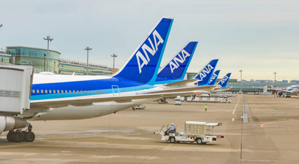 子どもが泣き始めたらCAさんが……(出典:PIXTA)