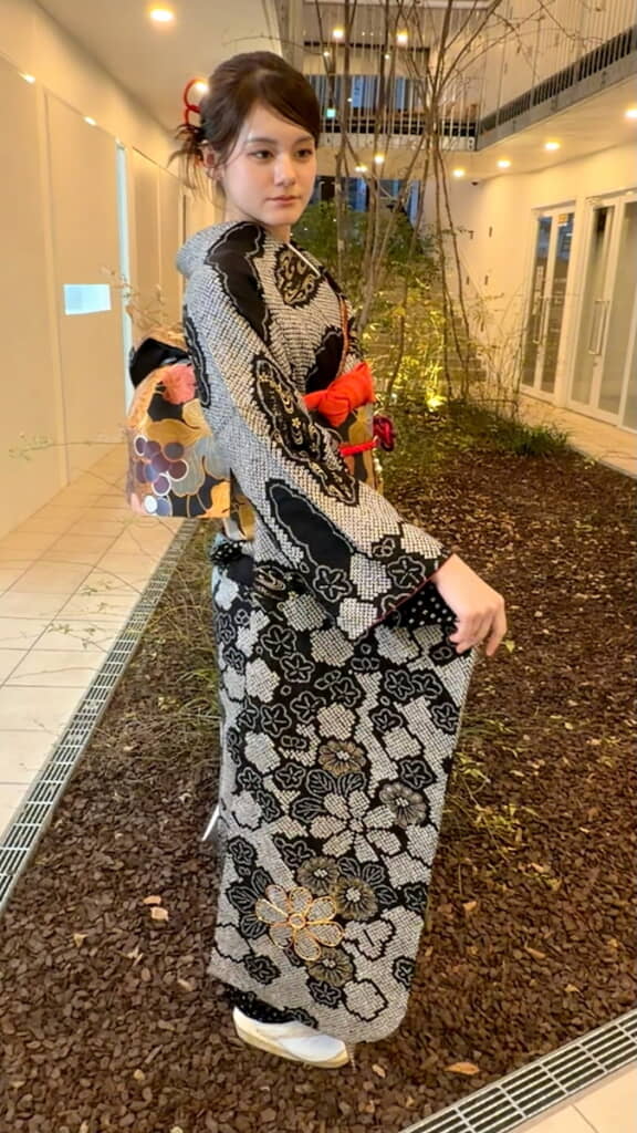 細やかな花紋様が広がる
