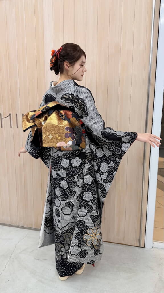 金地の帯がハッと目を引く
