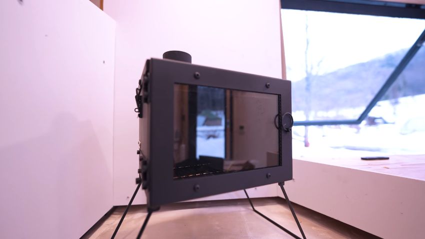 車内に設置された小型の薪ストーブ