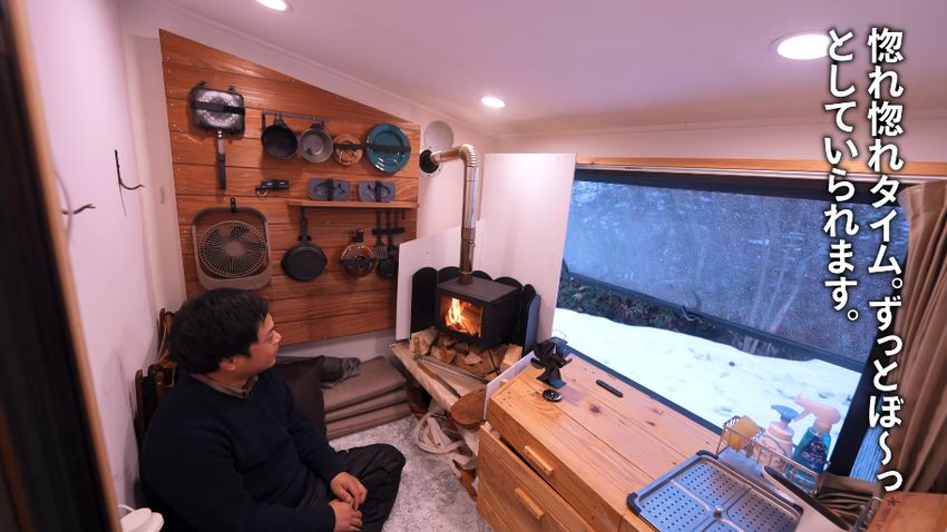 薪ストーブ内で燃え盛る炎をながめる投稿者