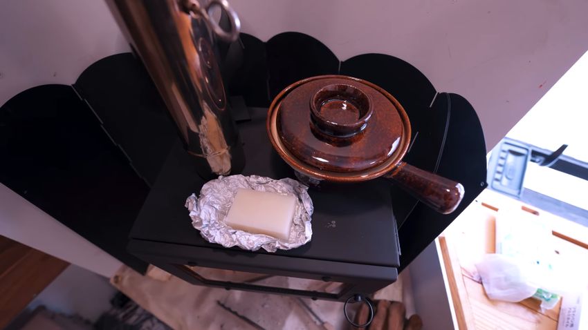 ストーブの上で加熱されるぜんざいとモチ
