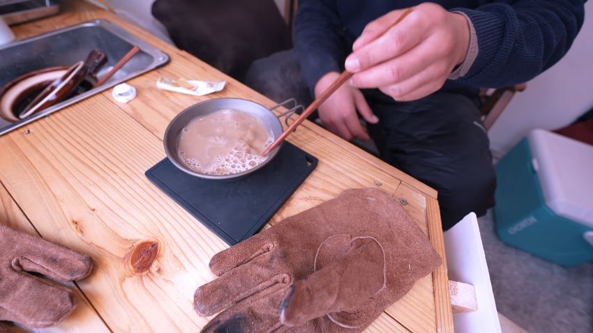 ストーブの熱を利用して作った温かいカフェオレ