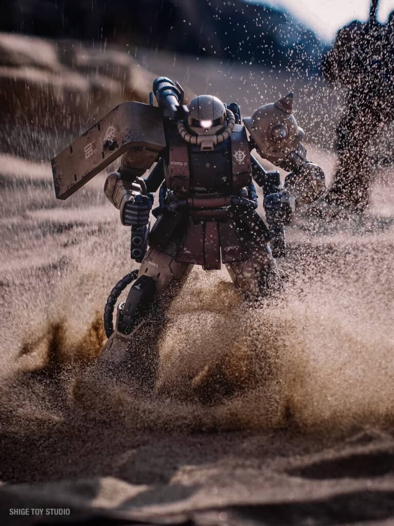 足元の砂を飛ばしてザクの激しい動きを表現