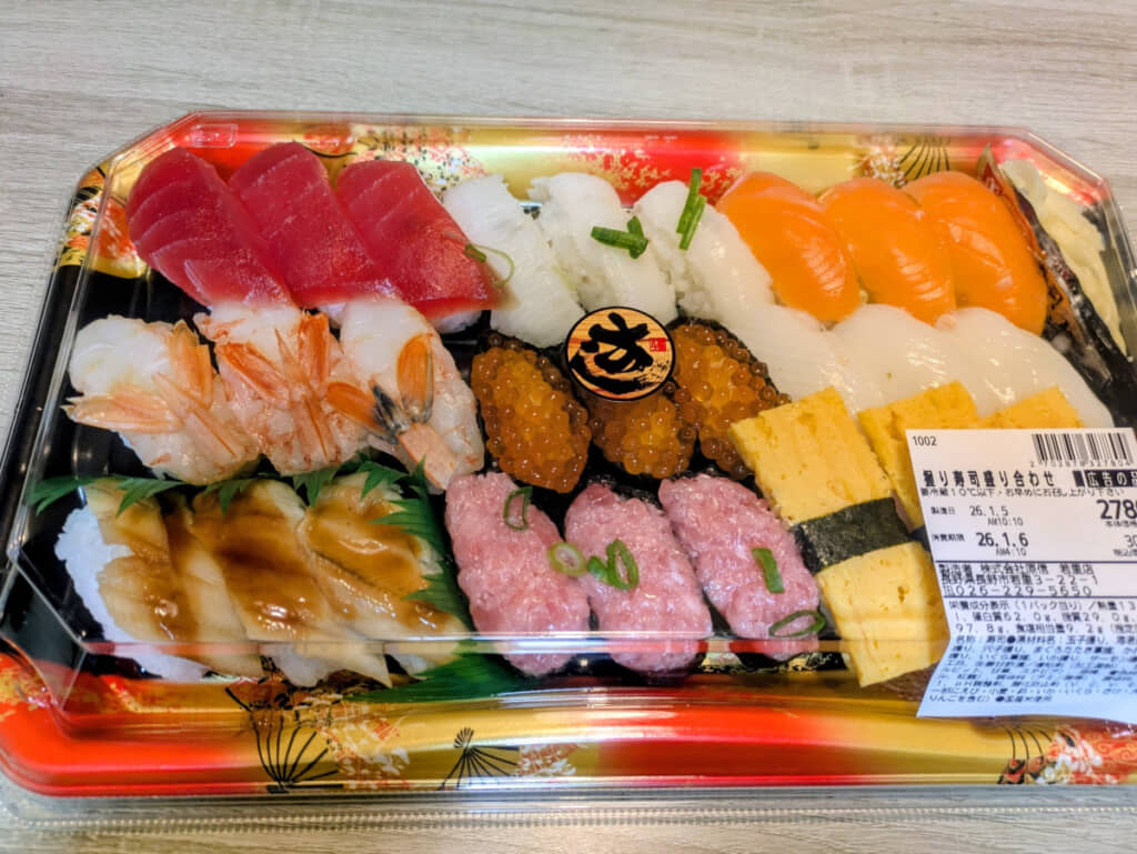 広告の品と書かれた「握り寿司盛り合わせ」。これが1人前だと……