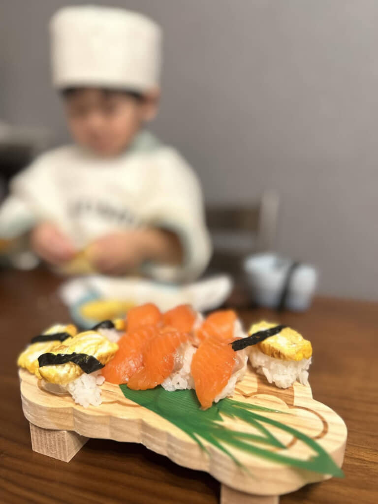 寿司を振る舞う息子さん