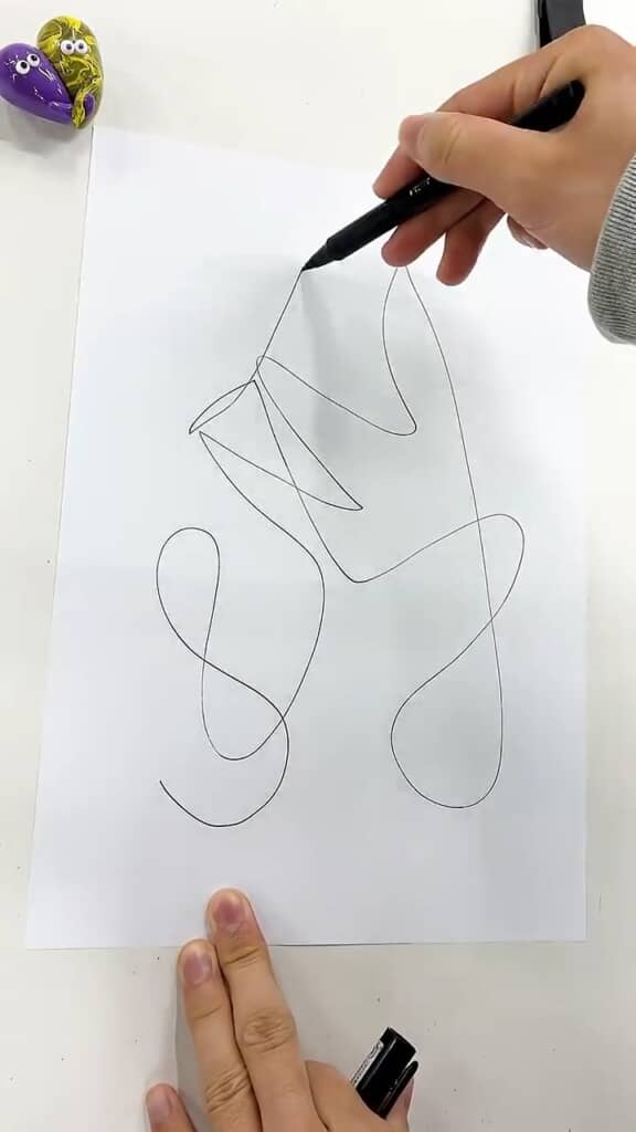 友人が描いたのは形容しがたい曲線。どう料理する？