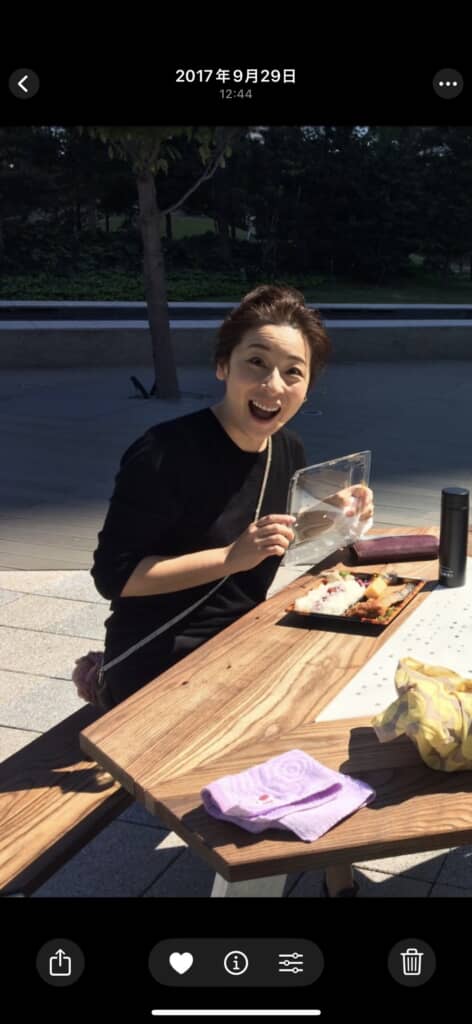 白髪染めをやめた女性の10年間のビフォーアフタ