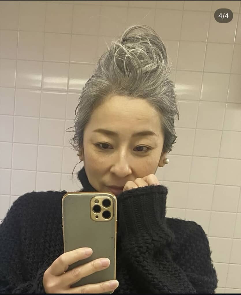 白髪染めをやめた女性の10年間のビフォーアフタ
