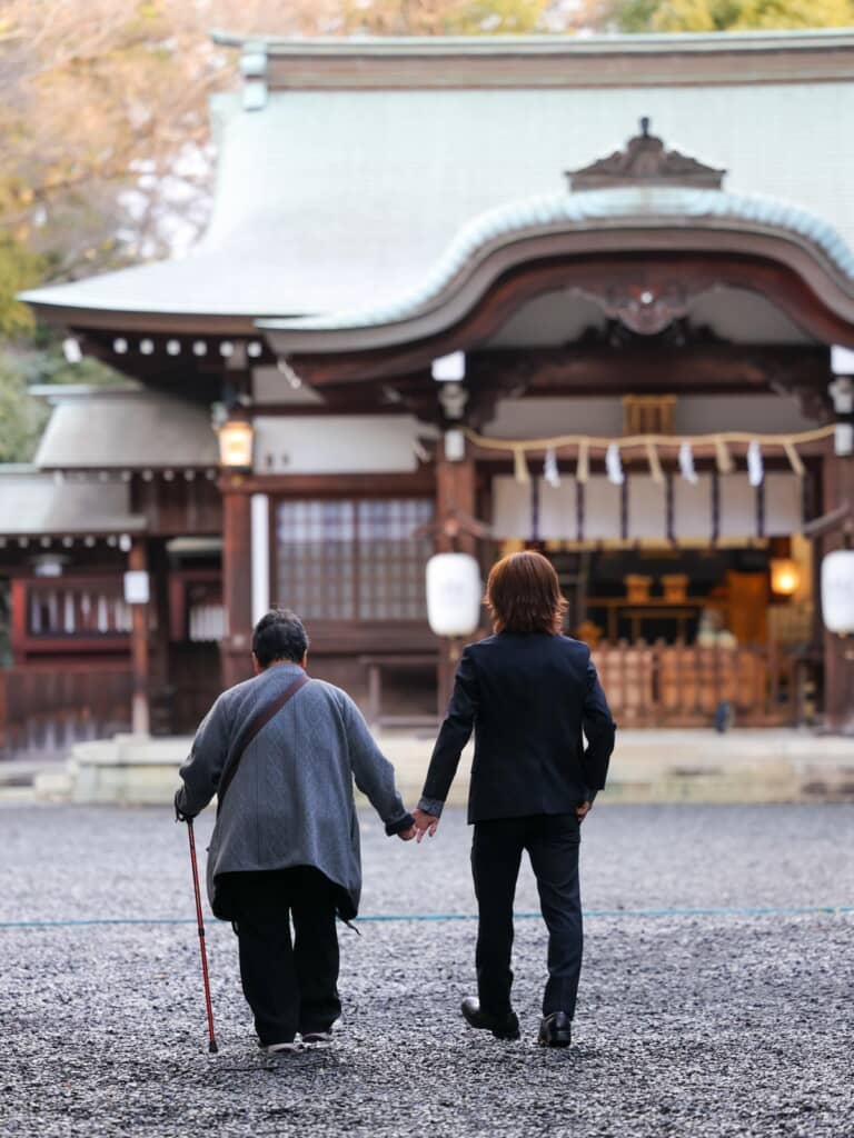 成人式の日のお参りに向かう祖母と息子さん