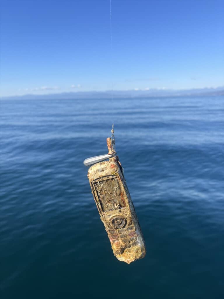 釣り人が釣り上げた昔懐かしの携帯電話