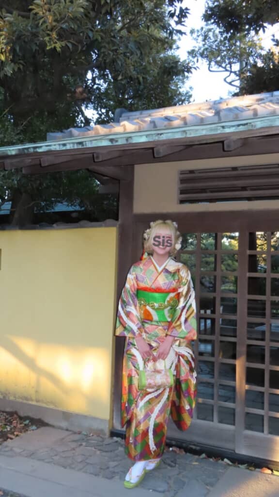 金髪ボブのヘアースタイルと華やかな着物がぴったりです