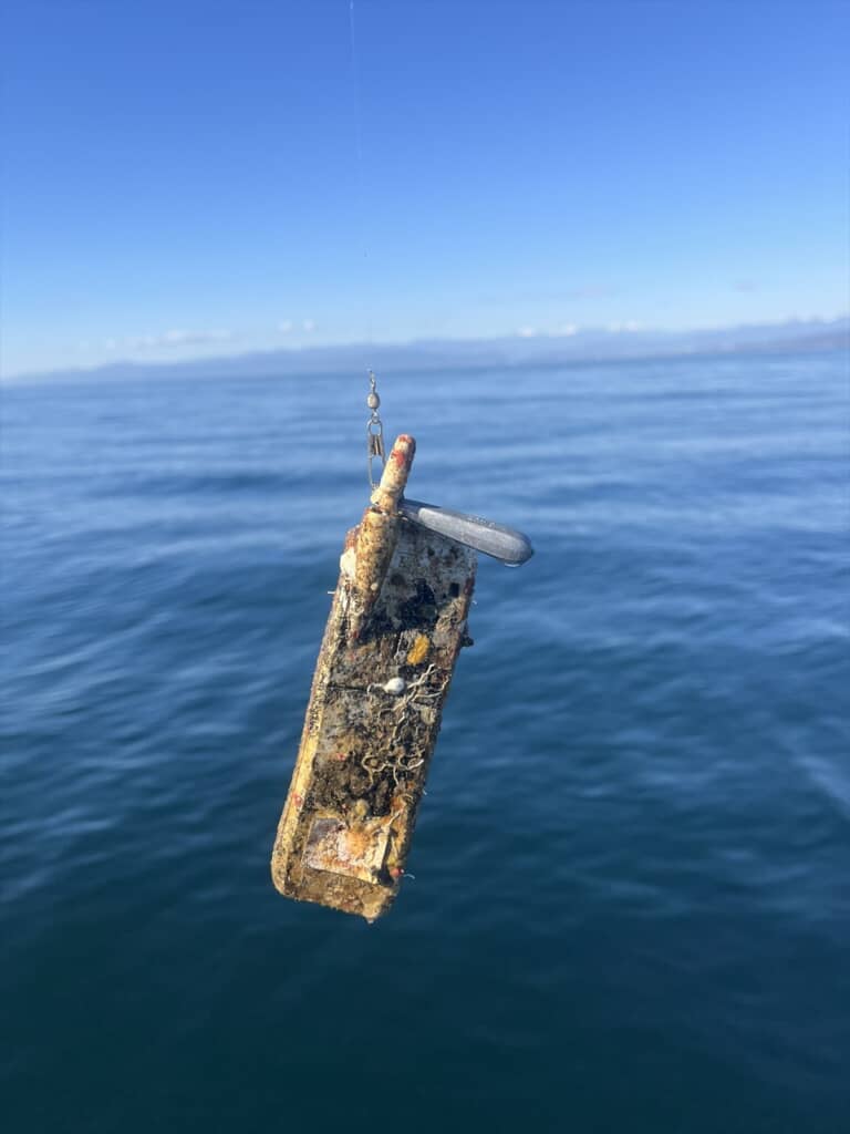 釣り人が釣り上げた昔懐かしの携帯電話