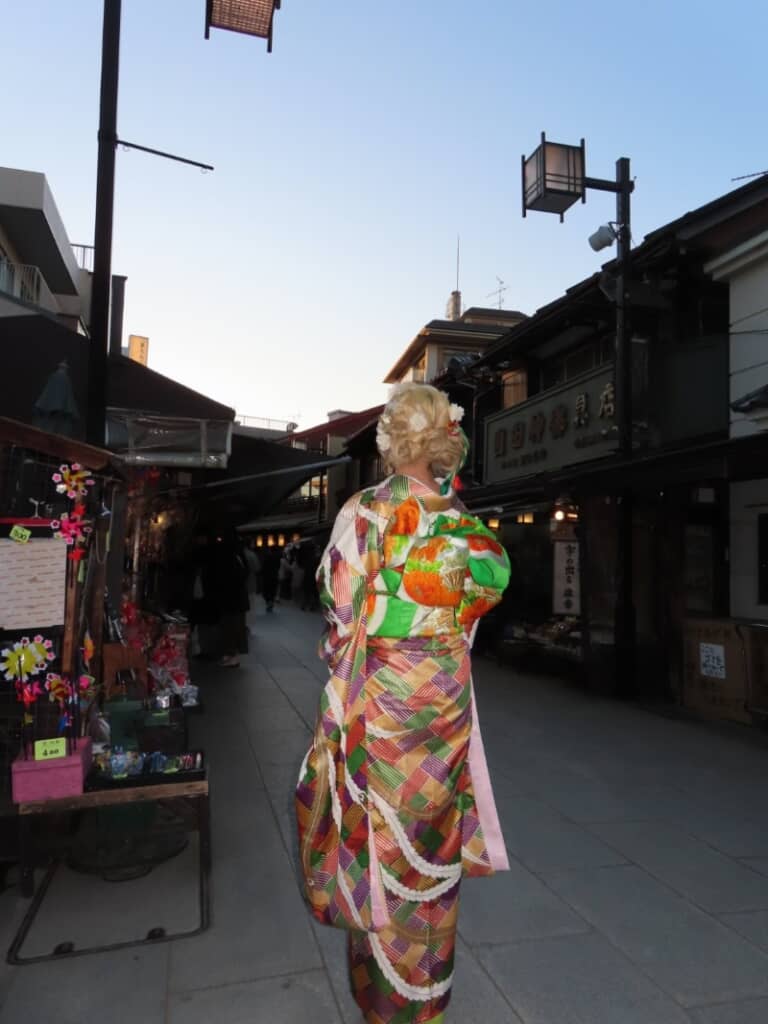 後ろ姿もとっても華やかです