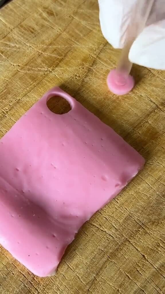 太さの違うストローで、かまぼこから輪っかを切り抜きます