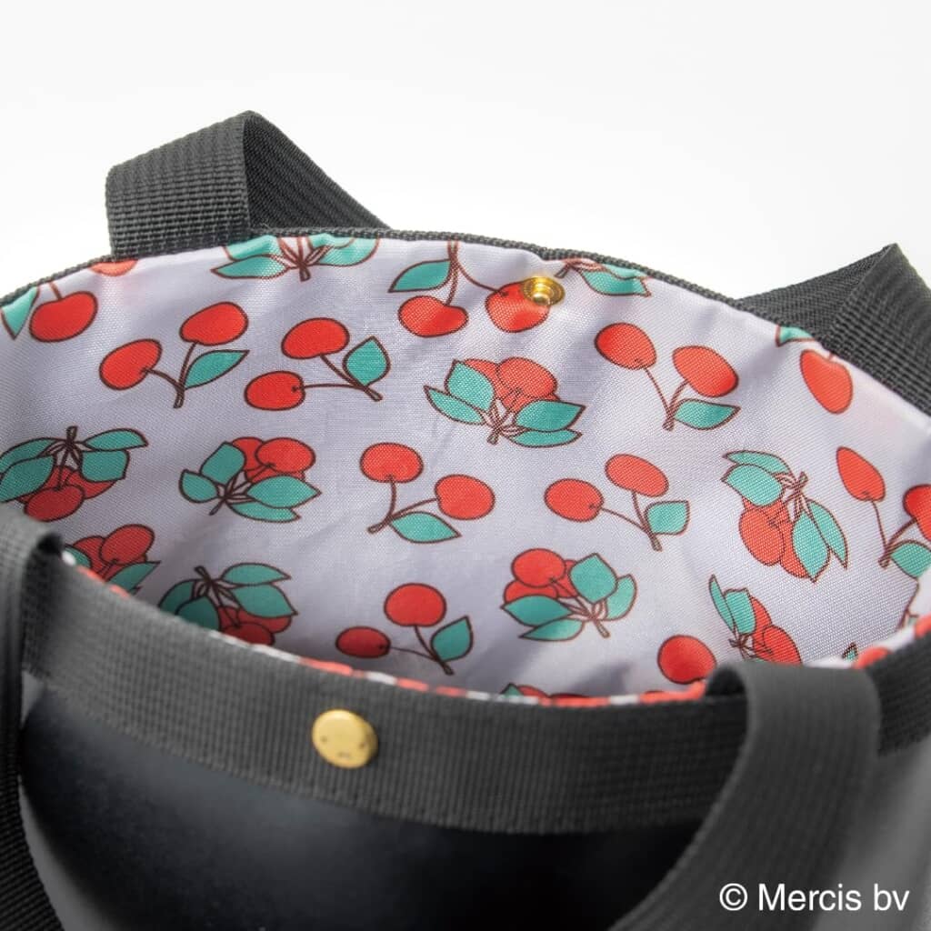 内側はチェリーの総柄