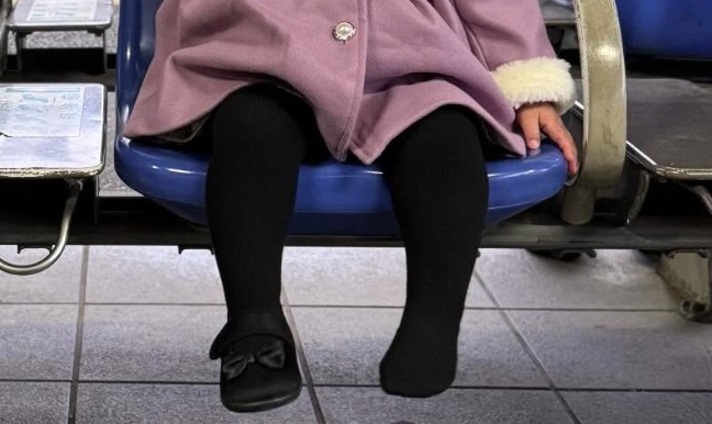 よく見ると靴を履いていない娘ちゃん