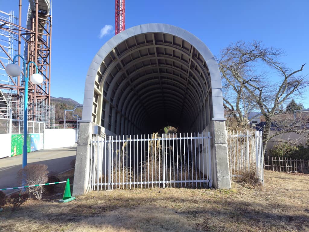 遊園地内にあるアーチ型のトンネル入口