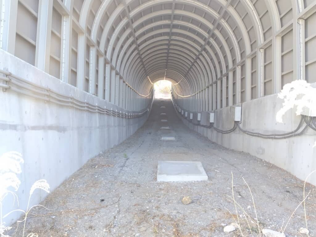 コンクリート製トンネル内部の通路風景