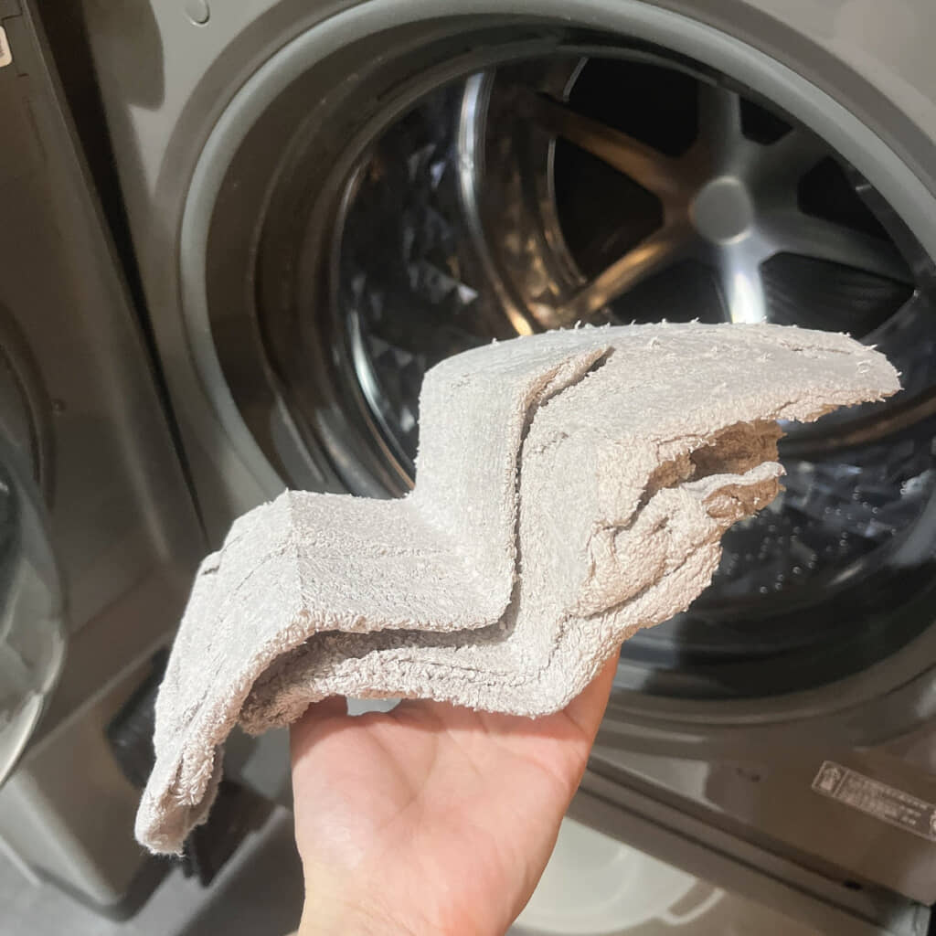 洗ったバスタオルを横から見た様子。階段みたいな形になってる……！